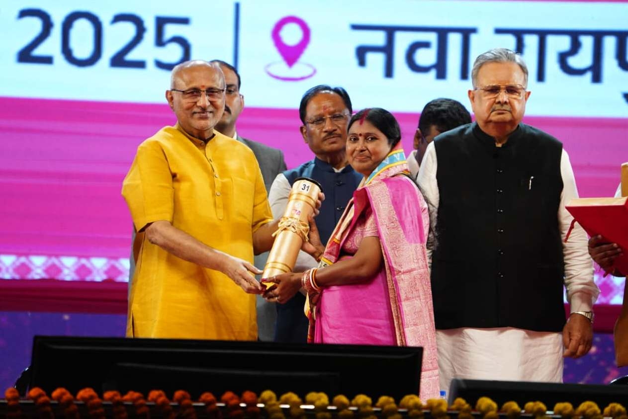 छत्तीसगढ़ राज्योत्सव के राज्य अलंकरण समारोह में उपराष्ट्रपति सीपी राधाकृष्णन छत्तीसगढ़ राज्योत्सव के राज्य अलंकरण समारोह में उपराष्ट्रपति सीपी राधाकृष्णन