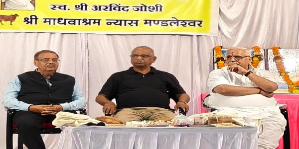 राष्ट्रीय स्वयंसेवक संघ की अखिल भारतीय कार्यकारिणी सदस्य भैय्याजी जोशी नें इन्दौर में समाजसेवी अरविंद जोशी की जीवन-स्मृतियों पर आधारित पुस्तक का ‘संघ-साधक’ के विमोचन के अवसर राष्ट्रीय स्वयंसेवक संघ की अखिल भारतीय कार्यकारिणी सदस्य भैय्याजी जोशी नें इन्दौर में समाजसेवी अरविंद जोशी की जीवन-स्मृतियों पर आधारित पुस्तक का ‘संघ-साधक’ के विमोचन के अवसर