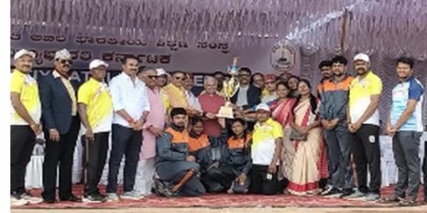 खिलाड़ियों को बधाई खिलाड़ियों को बधाई