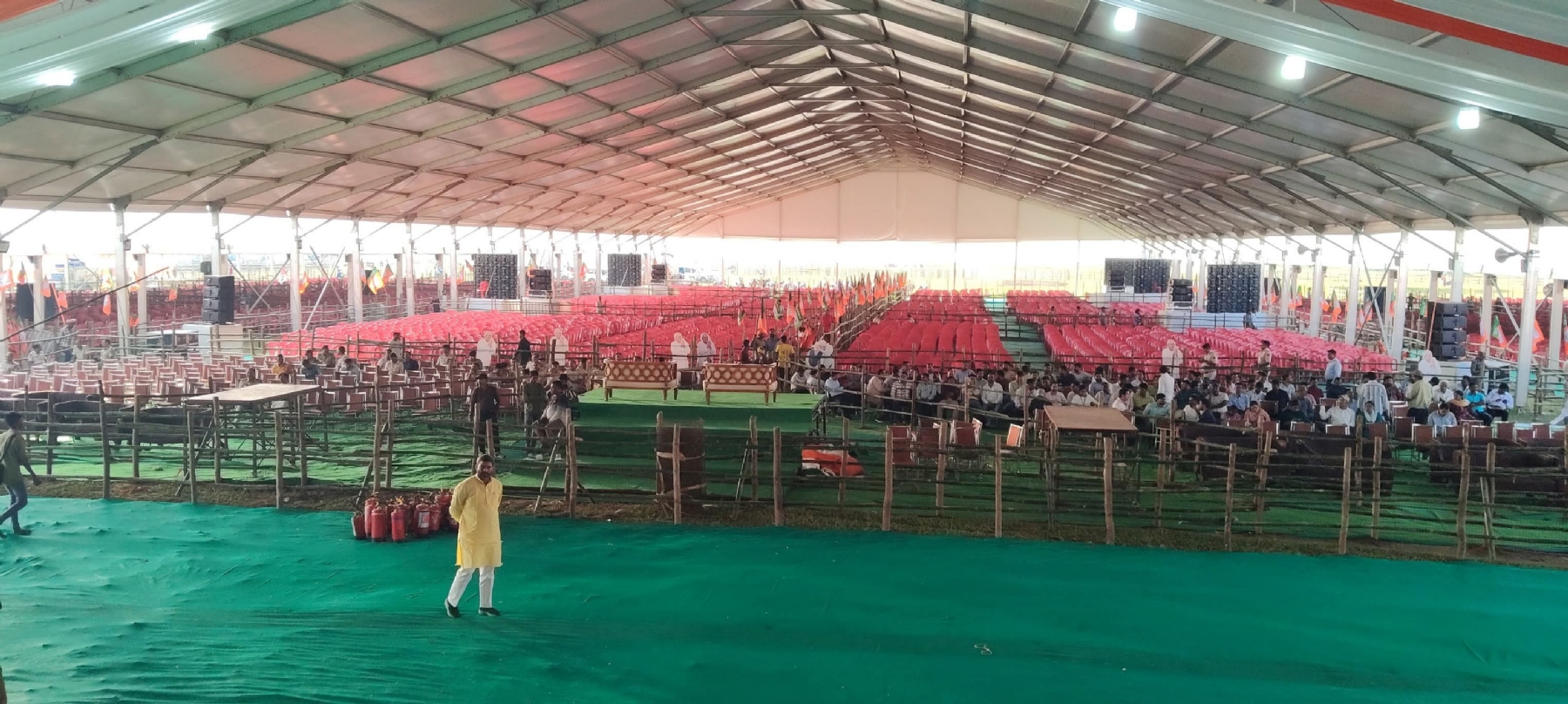 अररिया फोटो:सीटिंग अरेंजमेंट अररिया फोटो:सीटिंग अरेंजमेंट