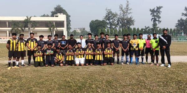 सातवीं अबुल हसन मेमोरियल इंटर स्कूल फुटबॉल टूर्नामेंट के दूसरे दिन टूर्नामेंट के लिए तैयार टीम।