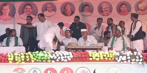 अररिया फोटो:मंच पर राहुल गांधी अररिया फोटो:मंच पर राहुल गांधी