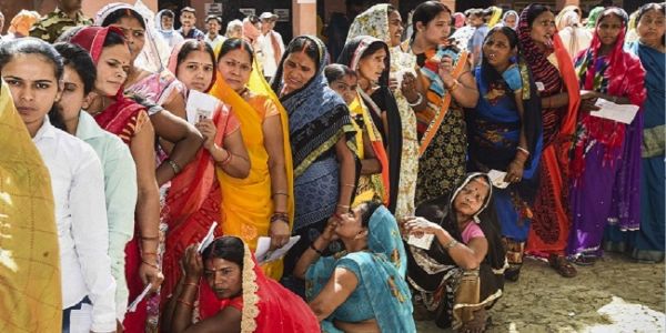 बिहार विस चुनाव— मतदान के लिए लाइन में खड़े मतदाता बिहार विस चुनाव— मतदान के लिए लाइन में खड़े मतदाता