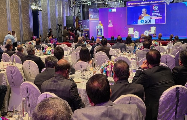 12वें एसबीआई बैंकिंग और इकोनॉमिक्स कॉन्क्लेव 2025 को संबोधित करते सीतारमण 12वें एसबीआई बैंकिंग और इकोनॉमिक्स कॉन्क्लेव 2025 को संबोधित करते सीतारमण