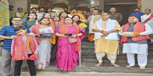 अपने पुत्र हरीश नड्डा और परिवारजनों के साथ मल्लिका नड्डा व विधायक रत्नाकर मिश्र। अपने पुत्र हरीश नड्डा और परिवारजनों के साथ मल्लिका नड्डा व विधायक रत्नाकर मिश्र।