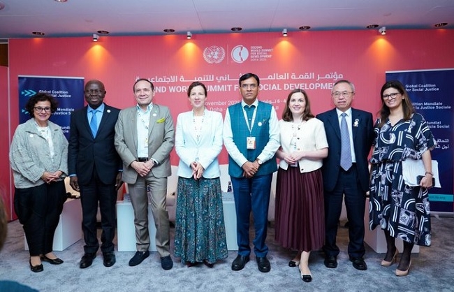 सामाजिक विकास के लिए दूसरे विश्व शिखर सम्मेलन को संबोधित करते डॉ. मनसुख मंडाविया सामाजिक विकास के लिए दूसरे विश्व शिखर सम्मेलन को संबोधित करते डॉ. मनसुख मंडाविया