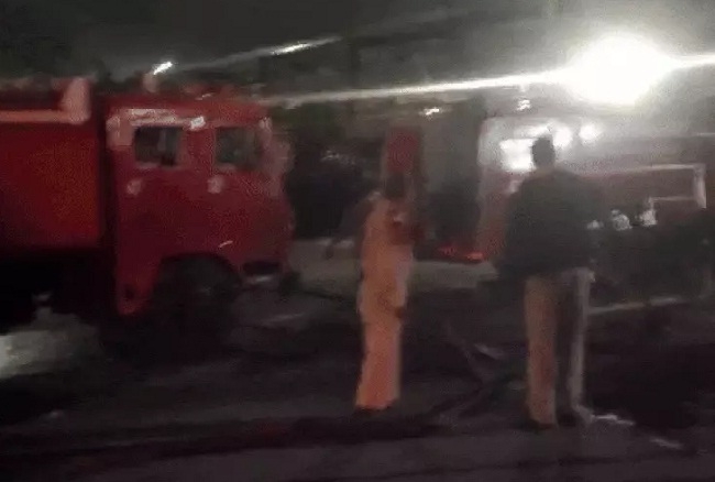 पीथमपुर की फैक्ट्री में आग बुझाते हुए दमकल की टीम पीथमपुर की फैक्ट्री में आग बुझाते हुए दमकल की टीम