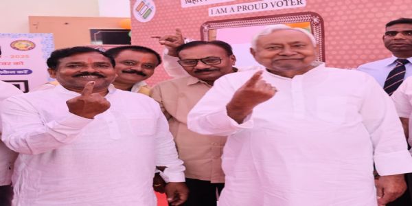 नीतीश कुमार मतदान करने के बाद नीतीश कुमार मतदान करने के बाद