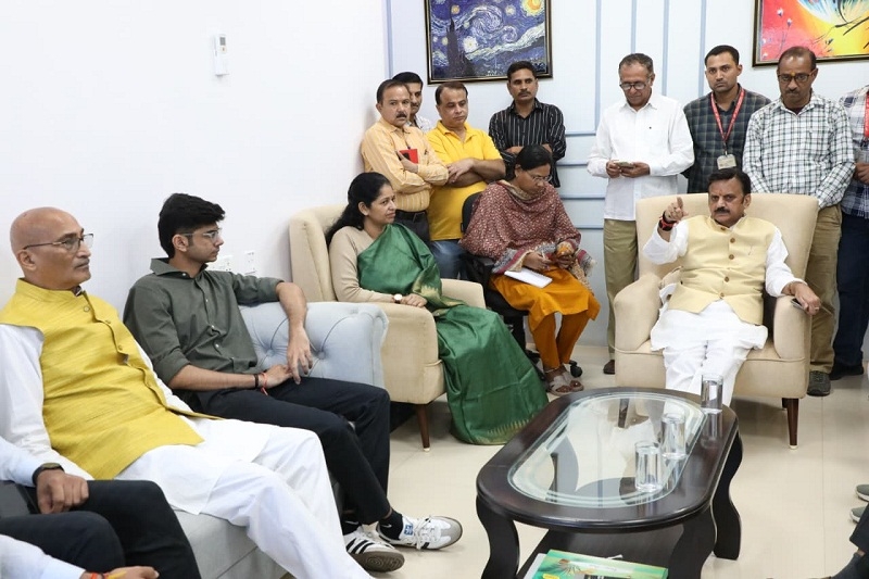 उप मुख्यमंत्री शुक्ल ने शुभारंभ कार्यक्रम की तैयारियों की समीक्षा की उप मुख्यमंत्री शुक्ल ने शुभारंभ कार्यक्रम की तैयारियों की समीक्षा की