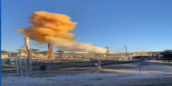 मिसिसिपी के याजू में सीएफ इंडस्ट्रीज प्लांट में विस्फोट के बाद उठ रही आग की लपटें। स्क्रीनशॉट - डब्ल्यूएलबीटी जैक्सन टेलीविजन मिसिसिपी के याजू में सीएफ इंडस्ट्रीज प्लांट में विस्फोट के बाद उठ रही आग की लपटें। स्क्रीनशॉट - डब्ल्यूएलबीटी जैक्सन टेलीविजन