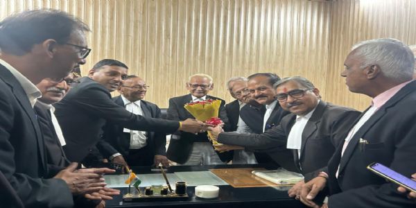 एल्डर्स कमेटी के चेयरमैन ने पूरे किए प्रैक्टिस के 63 वर्ष, दि बार एसोसिएशन एंड लाईब्रेरी ने किया सम्मानित