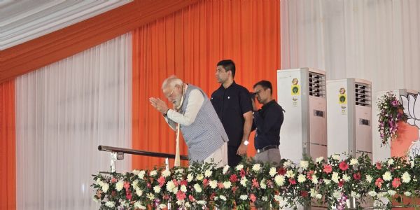 महिलाओं की भारी भीड़ देखकर प्रधानमंत्री को सताई घर के लोगों की चिंता