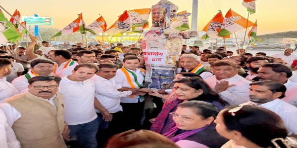 गुरुग्राम: वोट चोरी के मुद्दे पर कांग्रेस ने फूंका चुनाव आयोग का पुतला