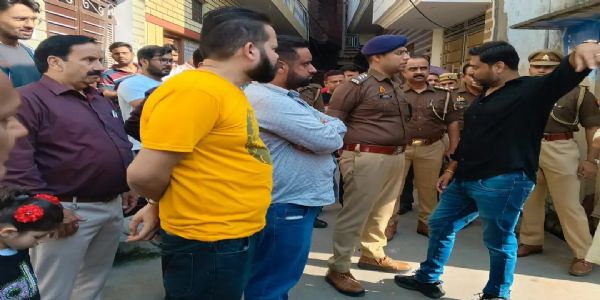 कूड़ा फेंकने के विवाद में गाेली चली, पड़ाेसी घायल