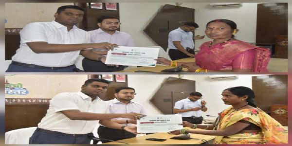 कलेक्टर ने आंगनबाड़ी कार्यकर्ता को उत्कृष्ट कार्य के लिए दिया प्रोत्साहन प्रमाण पत्र
