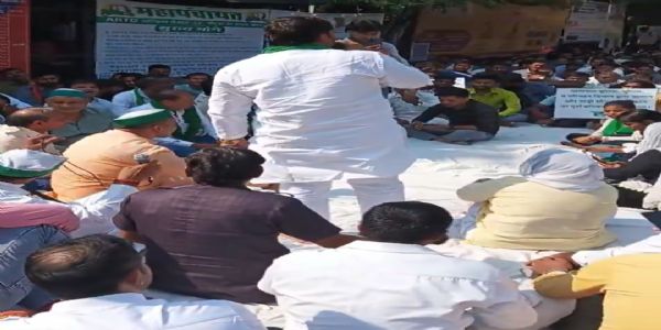 ऑटो यूनियन और किसान यूनियन लोक शक्ति ने मांगों को लेकर एआरटीओ ऑफिस पर किया प्रदर्शन