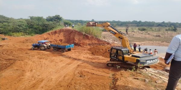 राजाडेरा जलाशय के मरम्मत कार्य में जुटे अधिकारी-कर्मचारी