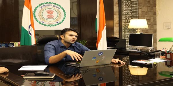 निर्माण कार्यों की होगी नियमित मॉनिटरिंग, समय-समय पर प्रगति प्रतिवेदन प्रस्तुत करे विभाग : कलेक्‍टर