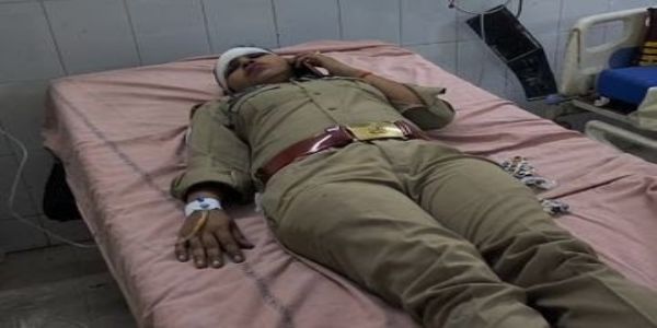 तेज रफ्तार ट्रक की टक्कर से बाइक सवार दाे पुलिसकर्मी घायल, एसआई प्रयागराज रेफर