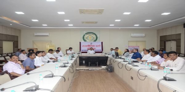 रायपुर : कलेक्टर एवं जिला निर्वाचन अधिकारी डॉ. गौरव सिंह की अध्यक्षता में हुई राजनैतिक दलों की बैठक
