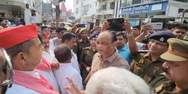 वाराणसी प्रशासन ने समाजवादी पार्टी के प्रमुख नेताओं को दालमंडी जाने से रोका