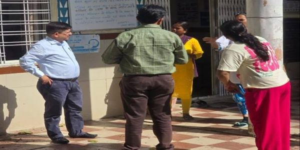 भोपालः ओपीडी से अनुपस्थित मिले चिकित्सकों पर एक्शन, 7 दिनों का वेतन काटकर थमाया नोटिस