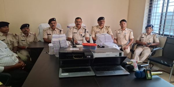 अवैध लॉटरी गिरोह के पांच धंधेबाज गिरफ्तार, लाखों के टिकट और लैपटॉप बरामद