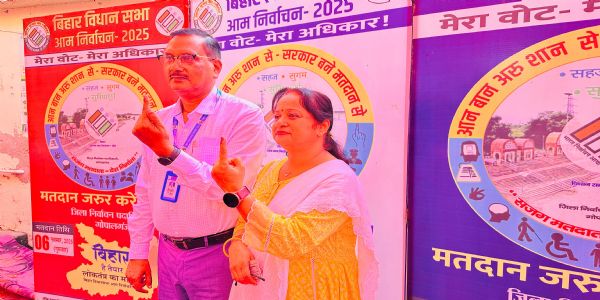 डीएम ने पत्नी संग किया मतदान, कहा -महिलाओं की भागीदारी से लोकतंत्र और मजबूत बनता है