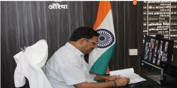 डीएम ने याेजनाओं के सही क्रियान्वयन पर दिया जोर