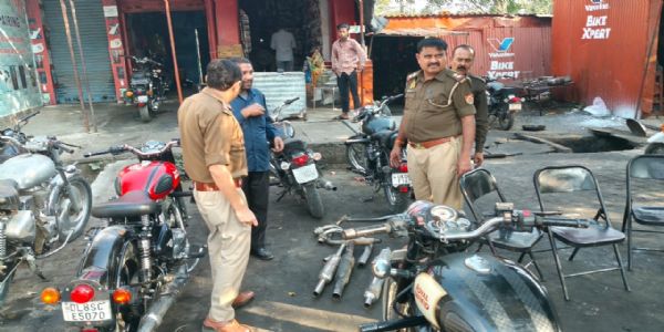 बरेली पुलिस की बड़ी कार्रवाई: 58 मॉडिफाइड साइलेंसर बरामद, 5 बाइकें सीज, 54 चालान