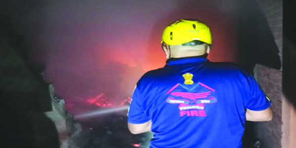 गोदाम में लगी आग, युवक की मौत, लाखों का नुकसान