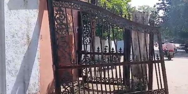 धारः कलेक्ट्रेट परिसर में लगा लोहे का गेट बुजुर्ग के ऊपर गिरा, मौत
