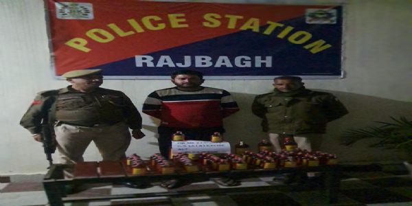 राजबाग पुलिस ने 61 बोतल अवैध शराब के साथ एक तस्कर को किया गिरफ्तार