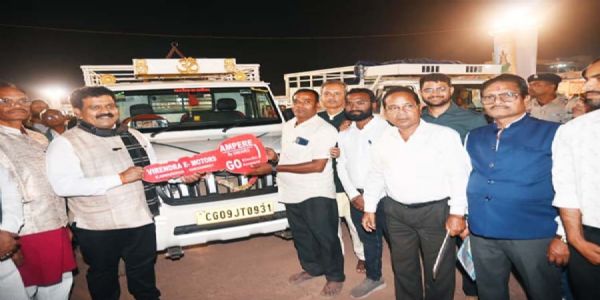 रायपुर : उपमुख्यमंत्री विजय शर्मा ने पीएम मत्स्य संपदा योजना के तहत मत्स्यपालकों को पिकअप वाहन की सौंपी चाबी