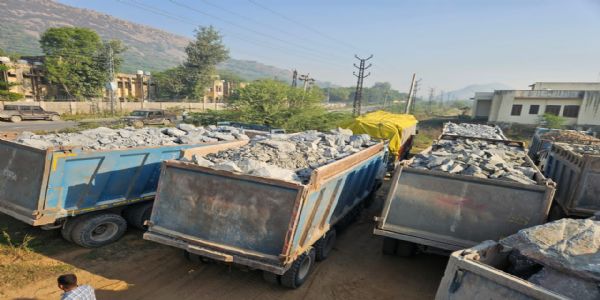 मैसेनरी स्टोन का अवैध परिवहन करते 13 डंपर जब्त