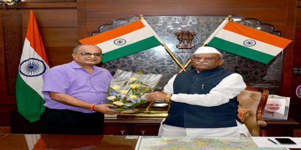 राज्यपाल से नवनियुक्त कुलगरु डॉ. सुमंत व्यास ने की शिष्टाचार भेंट