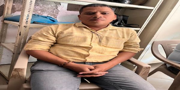 रंगे हाथ घूस लेते पकड़े गए सोसायटी एवं चिट्स प्रयागराज सहायक रजिस्टार कार्यालय के लिपिक व संविदाकर्मी