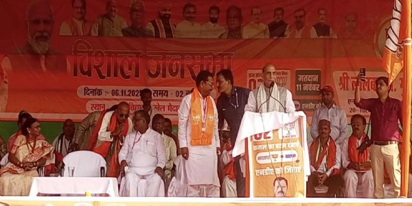 चुनावी सभा को संबोधित करते राजनाथ सिंह चुनावी सभा को संबोधित करते राजनाथ सिंह