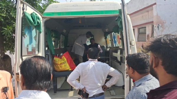 एम्बुलेंस में उपलब्ध दवाओं, सुविधाओं और रिकॉर्ड आदि की जांच की