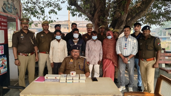 खुलासा करती पुलिस