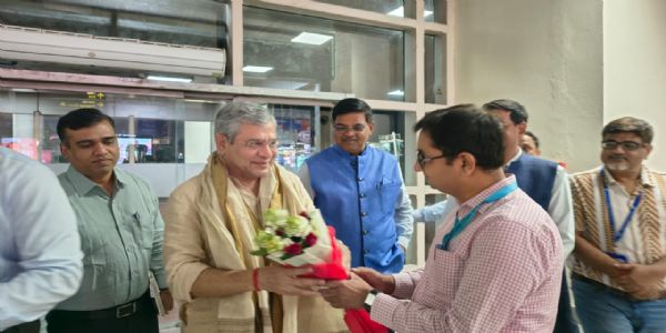 रेल मंत्री अश्विनी वैष्णव का एयरपोर्ट पर हुआ स्वागत रेल मंत्री अश्विनी वैष्णव का एयरपोर्ट पर हुआ स्वागत