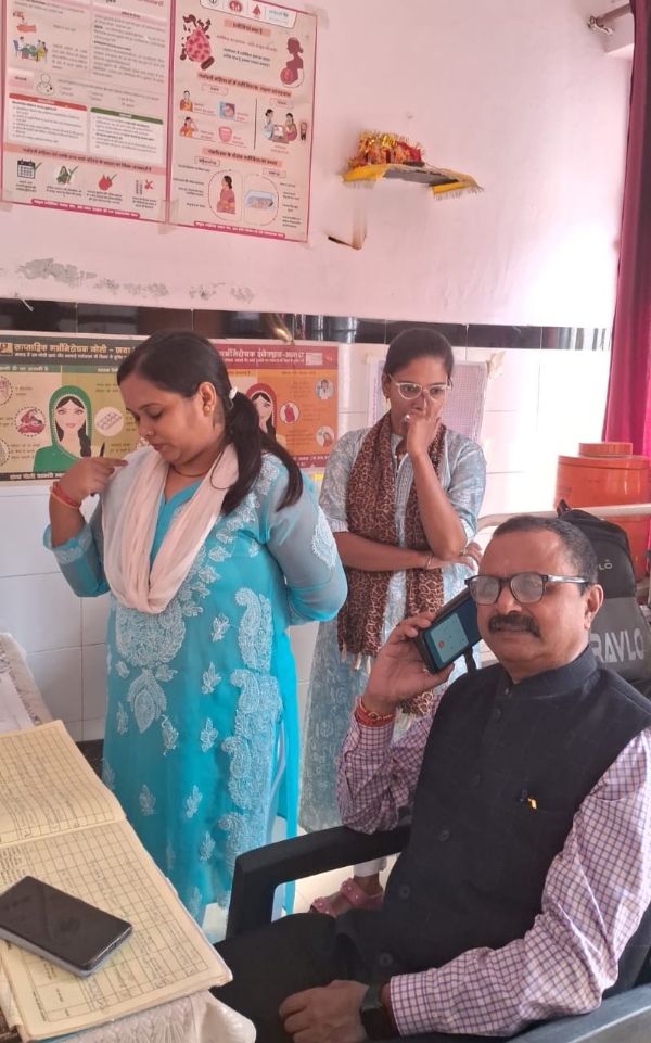 एम्बुलेंस में उपलब्ध दवाओं, सुविधाओं और रिकॉर्ड आदि की जांच की