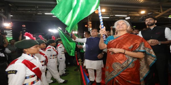 गुवाहाटी में ‘गेटवे ऑफ गुवाहाटी’ का उद्घाटन करते हुए केंद्रीय वित्तमंत्री निर्मला सीतारमण। गुवाहाटी में ‘गेटवे ऑफ गुवाहाटी’ का उद्घाटन करते हुए केंद्रीय वित्तमंत्री निर्मला सीतारमण।