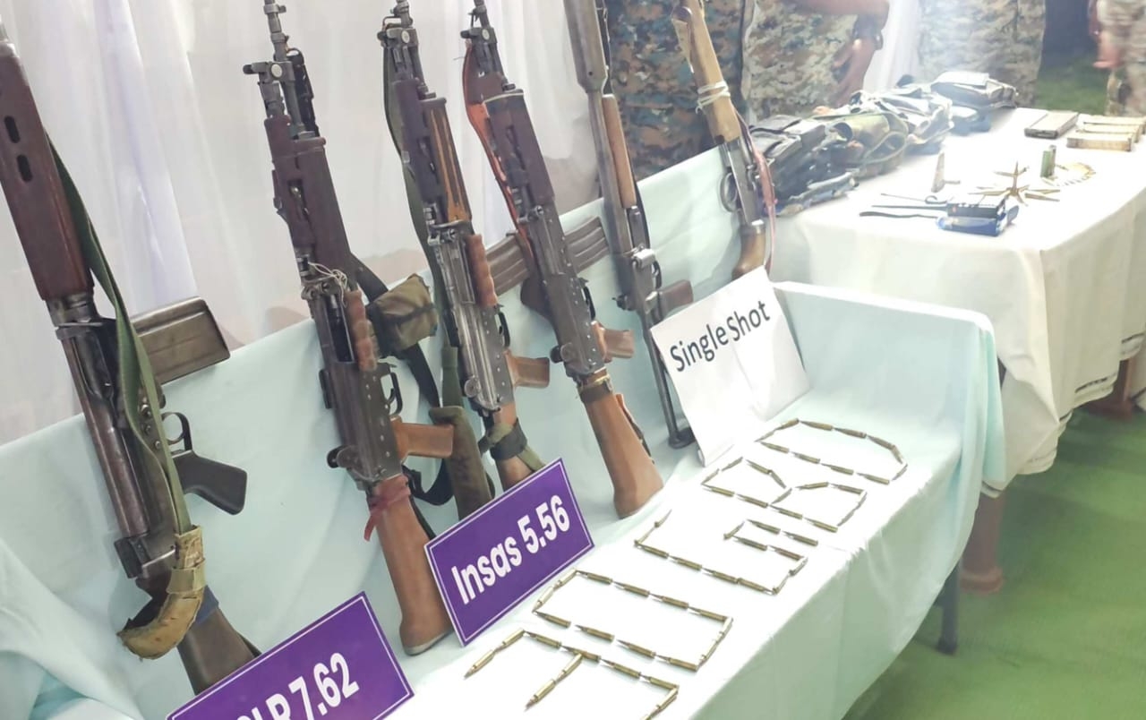 आत्मसमर्पित नक्सलियों द्वारा सौंपे गए हथियार आत्मसमर्पित नक्सलियों द्वारा सौंपे गए हथियार