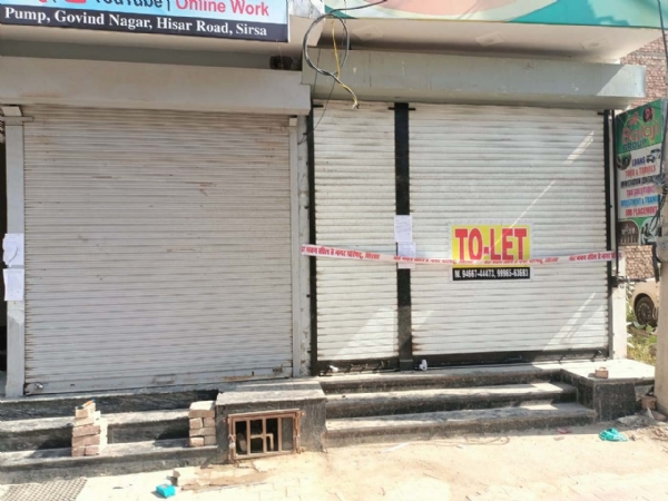 नगर परिषद द्वारा सील की गई दुकानें।