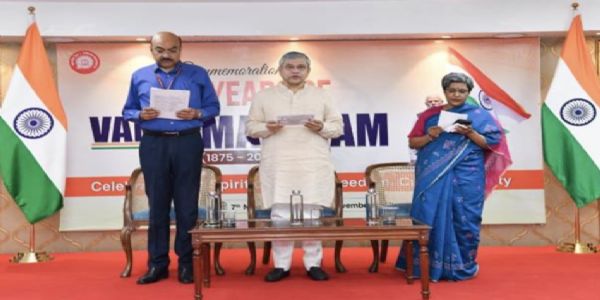 वंदे मातरम् के 150 वर्ष पूरे होने पर रेल मंत्री ने किया सामूहिक गायन वंदे मातरम् के 150 वर्ष पूरे होने पर रेल मंत्री ने किया सामूहिक गायन