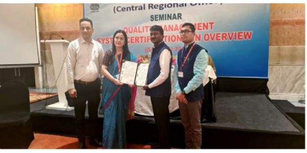 बीआईएस द्वारा आयोजित गुणवत्ता प्रबंधन प्रणाली प्रमाणन कार्यक्रम के दौरान सीसीआरएच के अधिकारी प्रमाणपत्र प्राप्त करते हुए बीआईएस द्वारा आयोजित गुणवत्ता प्रबंधन प्रणाली प्रमाणन कार्यक्रम के दौरान सीसीआरएच के अधिकारी प्रमाणपत्र प्राप्त करते हुए