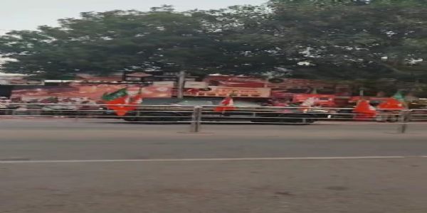 एयरपोर्ट रोड पर प्रधानमंत्री मोदी का काफिला एयरपोर्ट रोड पर प्रधानमंत्री मोदी का काफिला