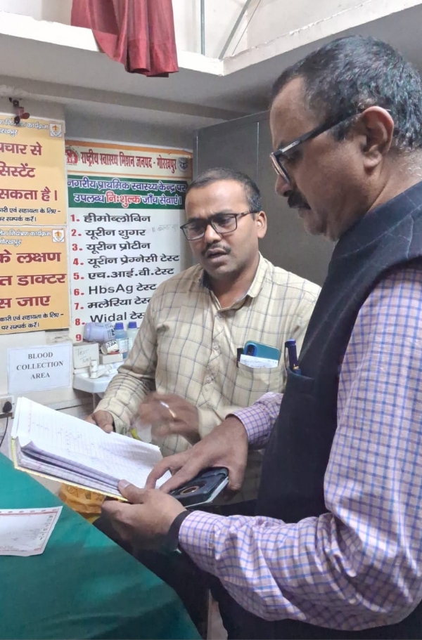 एम्बुलेंस में उपलब्ध दवाओं, सुविधाओं और रिकॉर्ड आदि की जांच की