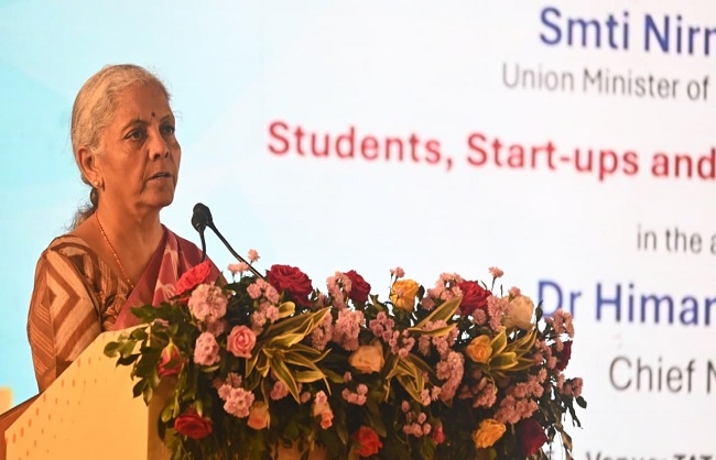 स्टार्टअप्स और उद्यमियों के साथ संवाद करते वित्त मंत्री निर्मला सीतारमण स्टार्टअप्स और उद्यमियों के साथ संवाद करते वित्त मंत्री निर्मला सीतारमण